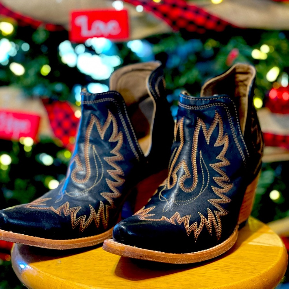 Ariat Dixon Western boots.